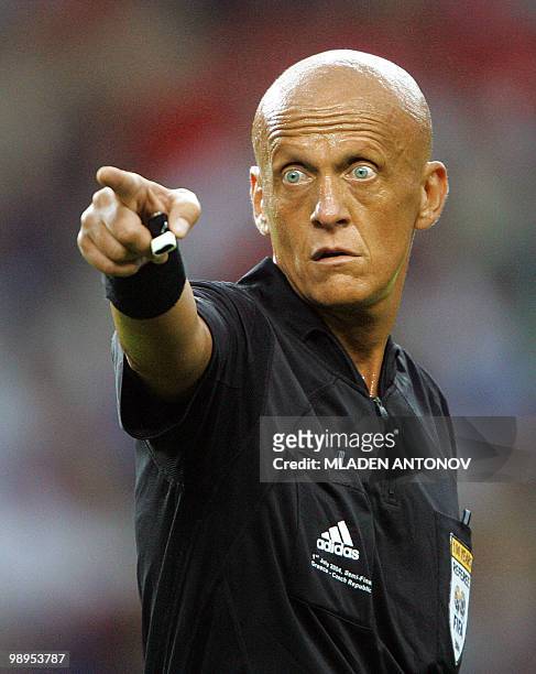 The Italian referee Pierluigi Collina gestures, 01 July 2004 at Dragao stadium in Porto, during the Euro 2004 semi-final football match between...