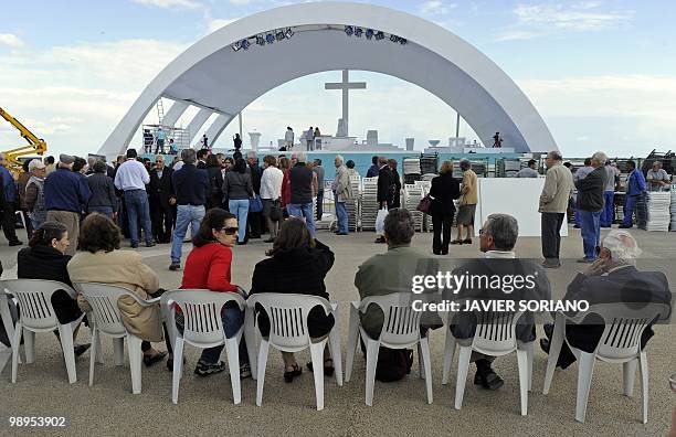 People watch during the preparation of a stand for Pope Benedict XVI mass at Praça do Comercio in Lisbon, on May 10 on the eve of Pope Benedict XVI's...
