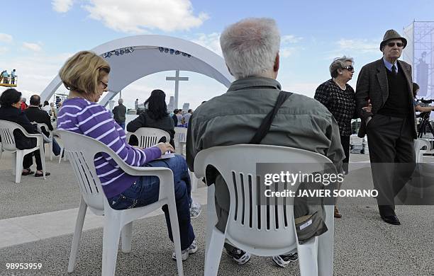 People watch during the preparation of a stand for Pope Benedict XVI mass at Praça do Comercio in Lisbon, on May 10 on the eve of Pope Benedict XVI's...