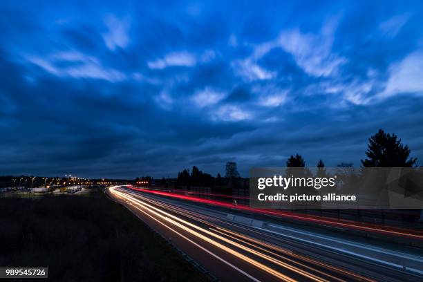 Cars drive along the freeway A2 in the early morning at the service area Lehrter See Nord at Lehrte, Germany, 28 December 2017. Photo: Peter...