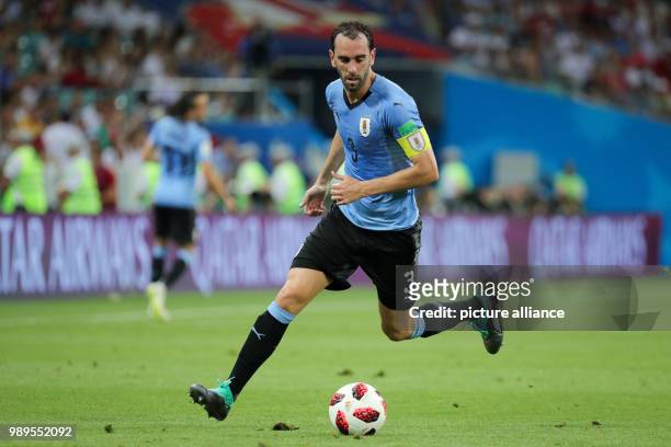 Russland, Sotschi: Fußball: WM, Finalrunde, Achtelfinale: Uruguay - Portugal im Sotschi-Stadion. Diego Godin aus Uruguay kontrolliert den Ball....