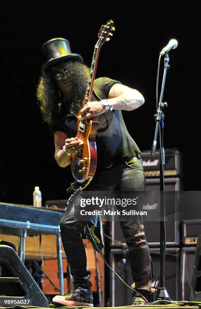 Musician Slash performs at MusiCares MAP Fund benefit concert at Club Nokia on May 7, 2010 in Los Angeles, California.