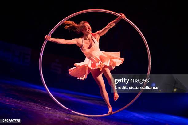 Lea of Duo Unity performing on the Cyr-Wheel at the "Feuerwerk der Turnkunst" event at the EWE-Arena in Oldenburg, Germany, 29 December 2017. Photo:...