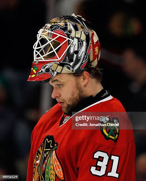 Antti Niemi of the Chicago Blackhawks takes a break during a time-out against the Vancouver Canucks in Game Five of the Western Conference Semifinals...