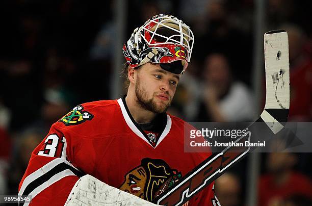 Antti Niemi of the Chicago Blackhawks takes a break during a time-out against the Vancouver Canucks in Game Five of the Western Conference Semifinals...