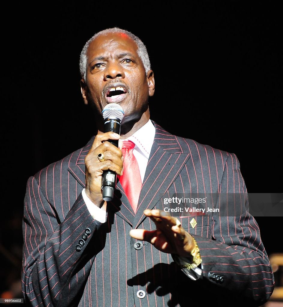 Kirk Franklin Performs A Tribute to Mothers