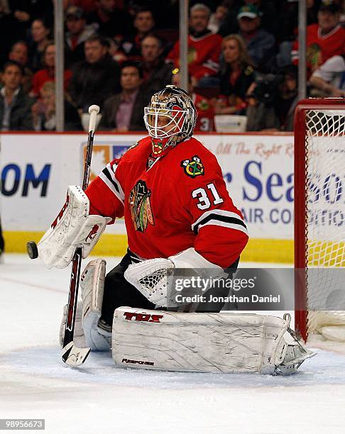 Antti Niemi of the Chicago Blackhawks watches the puck against the Vancouver Canucks in Game Five of the Western Conference Semifinals during the...