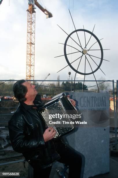 Centrum Ronde Van Vlaanderen, Centre Tour Des Flandres, Tour Of Flanders, Presentation, Voorstelling, Monument, Statue, Stele, Accordeon,...