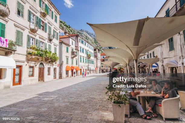 outdoors cafe in kotor old town - dafos fotografías e imágenes de stock