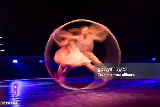 Lea and Francis of 'Duo Unity' perform at the "Feuerwerk der Turnkunst" event at the EWE-Arena in Oldenburg, Germany, 29 December 2017. Photo:...
