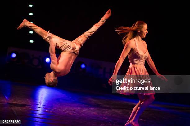 Lea and Francis of 'Duo Unity' perform at the "Feuerwerk der Turnkunst" event at the EWE-Arena in Oldenburg, Germany, 29 December 2017. Photo:...