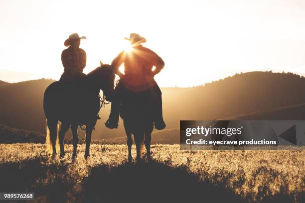 tramonto utah cowboy cowgirl western all'aperto e rodeo stampede roundup riding horses herding livestock - cowboy sillouette foto e immagini stock