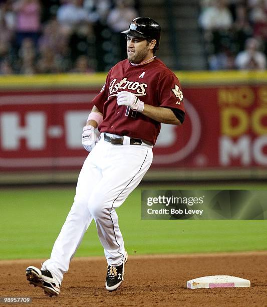 Lance Berkman of then Houston Astros runs against the San Diego Padres at Minute Maid Park on May 9, 2010 in Houston, Texas.