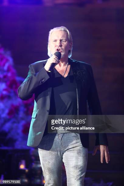 Irish singer Johnny Logan performing at the final rehersal for the Silvestershow in Graz, Austria, 30 December 2017. The programme will be broadcast...