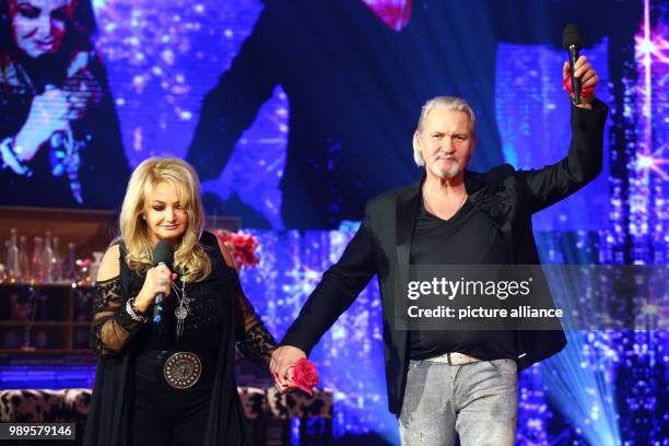 Welsh singer Bonnie Tyler and Irish singer Johnny Logan performing at the final rehersal for the Silvestershow in Graz, Austria, 30 December 2017....