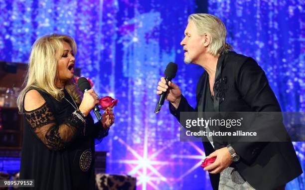 Welsh singer Bonnie Tyler and Irish singer Johnny Logan performing at the final rehersal for the Silvestershow in Graz, Austria, 30 December 2017....