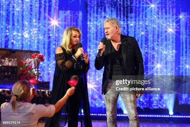 Welsh singer Bonnie Tyler and Irish singer Johnny Logan performing at the final rehersal for the Silvestershow in Graz, Austria, 30 December 2017....