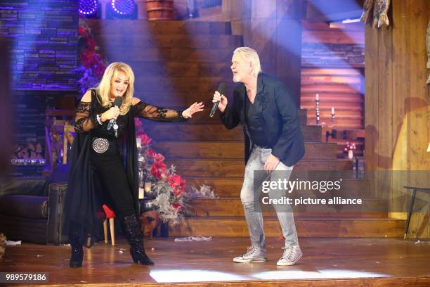 Welsh singer Bonnie Tyler and Irish singer Johnny Logan performing at the final rehersal for the Silvestershow in Graz, Austria, 30 December 2017....