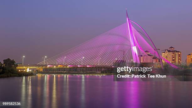 seri wawasan bridge the rainbow bridge at putrajay - seri photos et images de collection