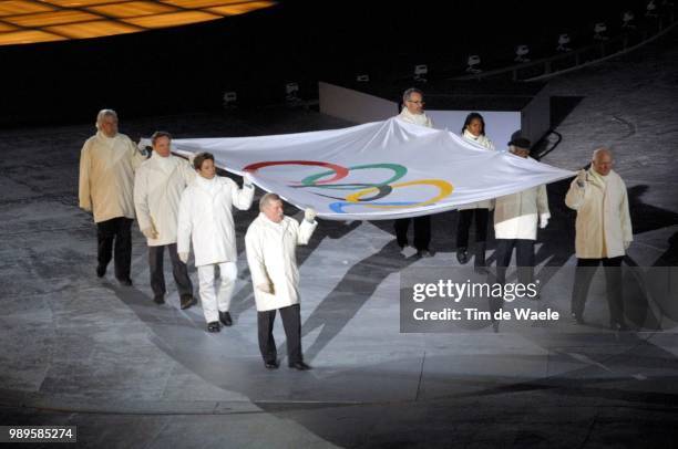 Winter Olympic Games : Salt Lake City, Drapeau Olympique /02/8/2002, Salt Lake City, Utah, United States --- The Olympic Flag Is Carried Into Opening...