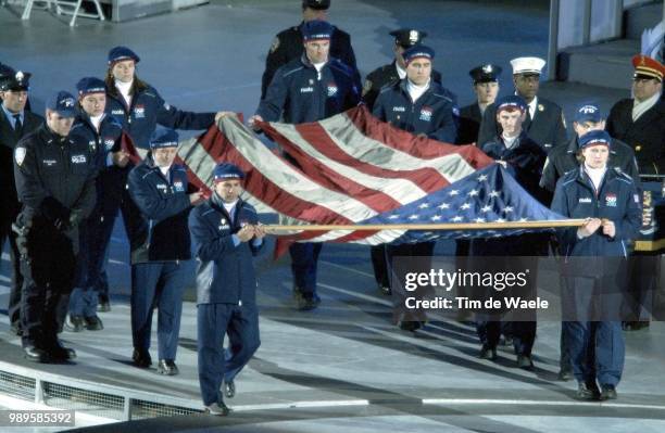 Winter Olympic Games : Salt Lake City, Drapeau, Flag Vlag /02/8/2002, Salt Lake City, Utah, United States --- Flanked By Members Of The New York Fire...