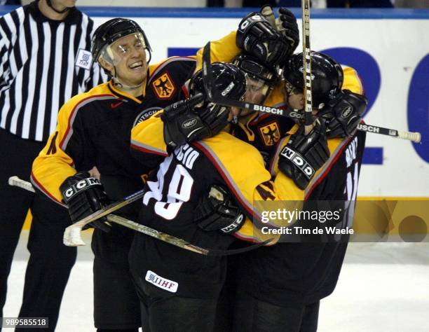 Winter Olympic Games : Salt Lake City /Hockey Sur Glace, Ice, Ijshockey, Joie Vreugde /German Teammates Congratulate One Another After Shutting Out...