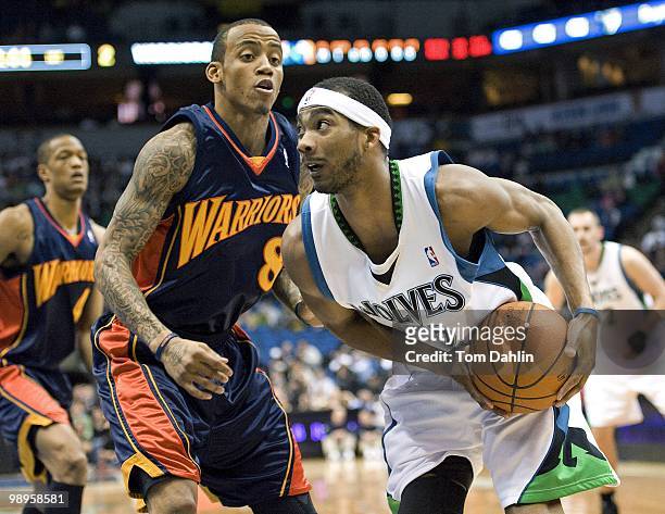 Corey Brewer of the Minnesota Timberwolves drives to the basket against Monta Ellis of the Golden State Warriors during the game on January 6, 2010...