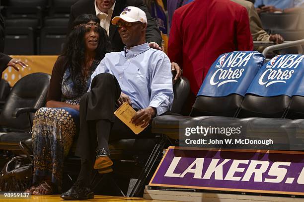 Playoffs: Los Angeles Lakers Kobe Bryant's father Joe Bryant with wife Pamela sitting courtside before Game 2 vs Utah Jazz. Los Angeles, CA 5/4/2010...