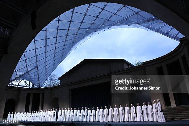Members of the choir perform on stage during the Oberammergau passionplay 2010 final dress rehearsal on May 10, 2010 in Oberammergau, Germany. The...