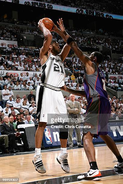 Tim Duncan of the San Antonio Spurs looks to pass overJarron Collins of the Phoenix Suns in Game Three of the Western Conference Semifinals during...
