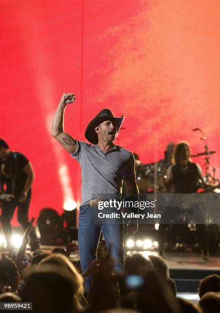 Country singer Tim McGraw performs at Cruzan Amphitheatre on May 8, 2010 in West Palm Beach, Florida.