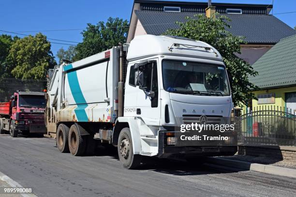 seddon atkinson pacer-abfall-lkw auf der straße - dustcart stock-fotos und bilder