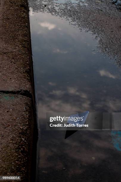 barco de papel - barco stock pictures, royalty-free photos & images