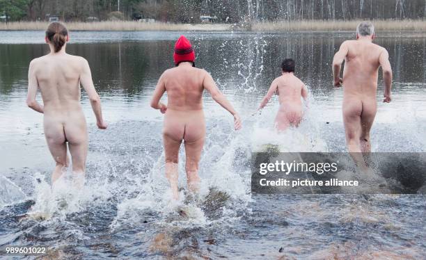 Dpatop - Naked swimmers run into the Sonnensee lake during the 3rd 'Neujahrs-Nackt-Schwimmen' in Hanover, Germany, 1 January 2017. The BffL Hannover...