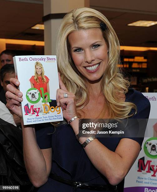 Beth Ostrosky Stern promotes "Oh My Dog: How to Choose, Train, Groom, Nurture, Feed, and Care for Your New Best Friend" at Barnes & Noble, Lincoln...