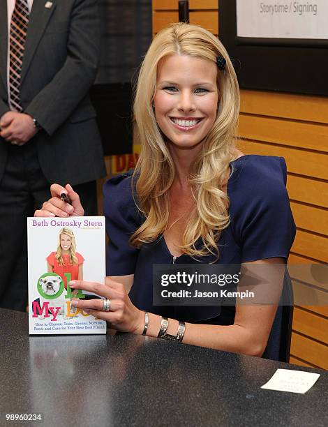 Beth Ostrosky Stern promotes "Oh My Dog: How to Choose, Train, Groom, Nurture, Feed, and Care for Your New Best Friend" at Barnes & Noble, Lincoln...