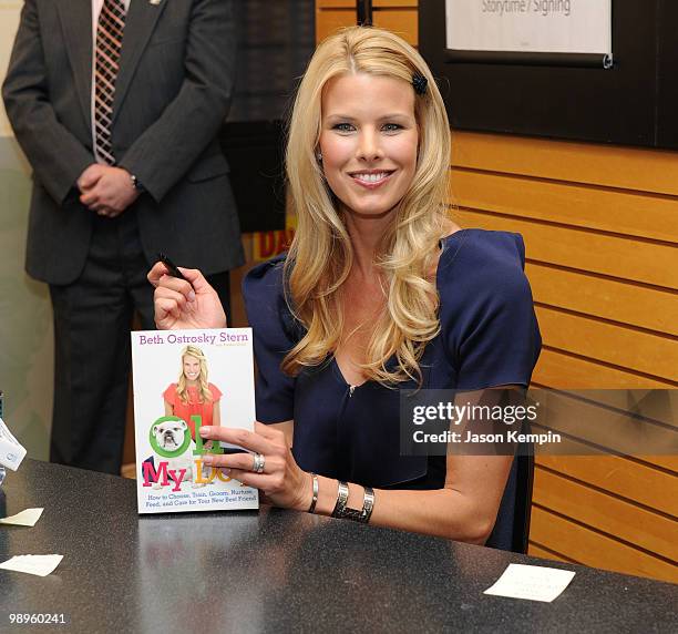 Beth Ostrosky Stern promotes "Oh My Dog: How to Choose, Train, Groom, Nurture, Feed, and Care for Your New Best Friend" at Barnes & Noble, Lincoln...