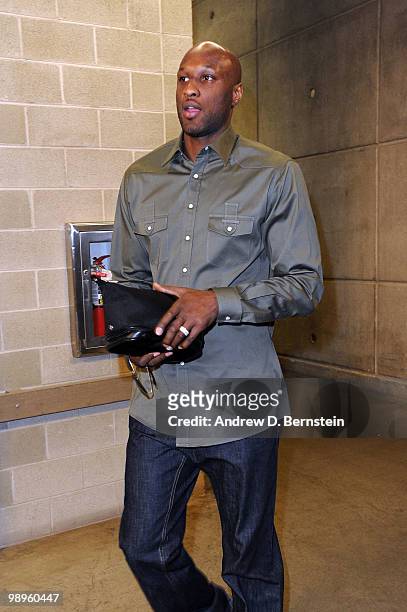 Lamar Odom of the Los Angeles Lakers arrives before the game against the Utah Jazz in Game Four of the Western Conference Semifinals during the 2010...