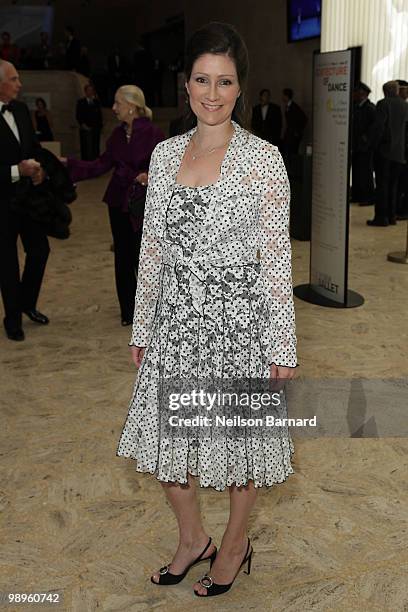 Author Sara Gruen attends Literacy Partners 26th annual Evening of Readings gala at the David H. Koch Theater, Lincoln Center on May 10, 2010 in New...