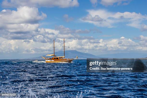 sailing in front of mt. vesuvius - mt vesuvius fotografías e imágenes de stock