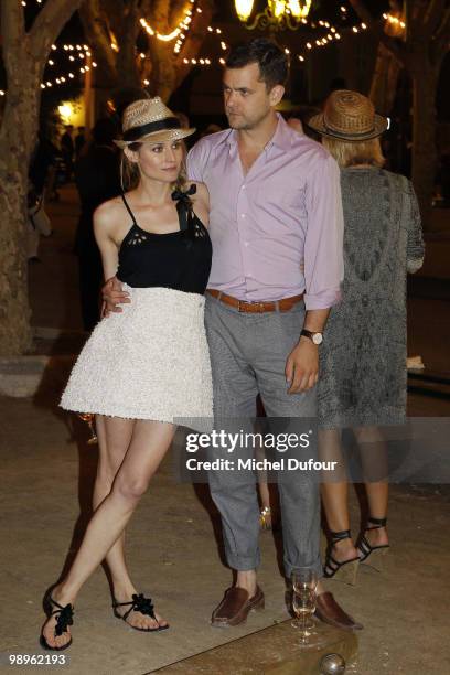 Diane Kruger and Josuha Jackson play bowling at place des Lices on May 10, 2010 in Saint-Tropez, France.