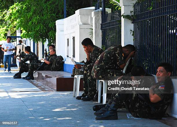 Philippine soldiers stand down after being deployed in urban centers during the largely peaceful Philippine elections on May 11, 2010 in Manila. ....