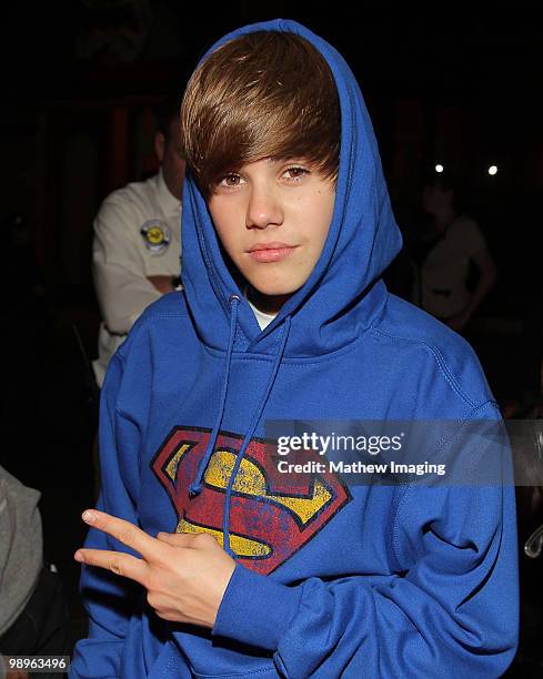 Justin Bieber poses during his visit to Six Flags Magic Mountain on May 8, 2010 in Valencia, California.