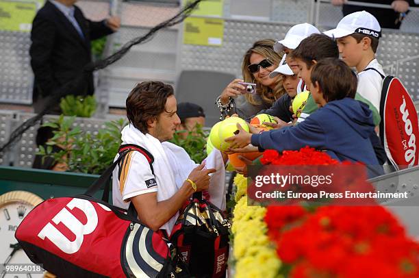 Feliciano Lopez signs autographs at Mutua Madrilena Madrid Open - Day Threeon May 10, 2010 in Madrid, Spain.