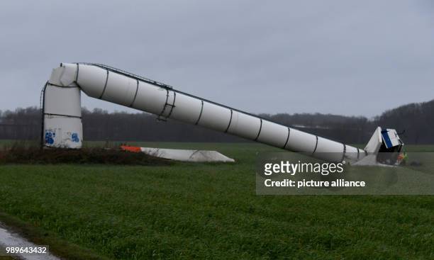 Wind power facility lies damaged on a field after parts of the rotor had broken, near Hanover, Germany, 03 January 2018. Photo: Holger Hollemann/dpa