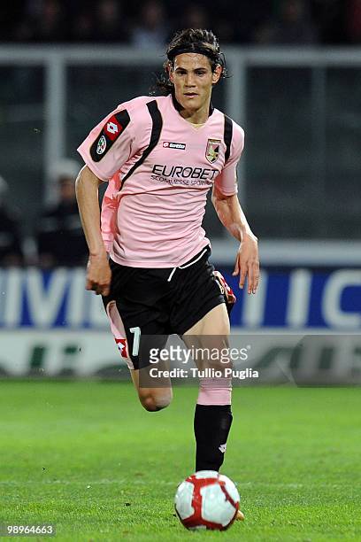 Edinson Cavani of Palermo in action during the Serie A match between US Citta di Palermo and AC Milan at Stadio Renzo Barbera on April 24, 2010 in...