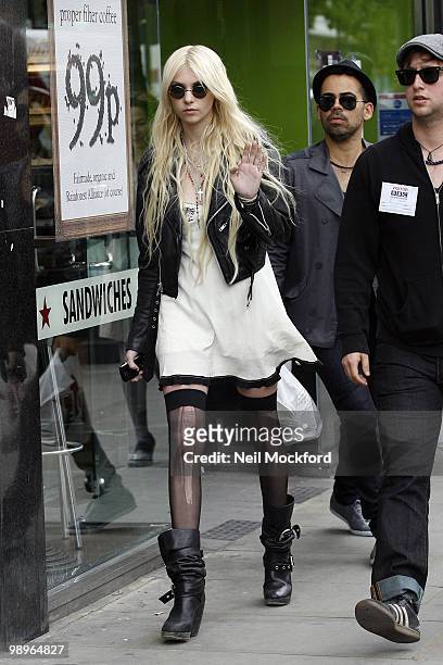 Taylor Momsen Sighted getting some lunch on her way to a photoshoot on May 11, 2010 in London, England.