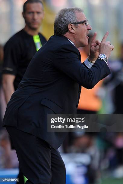 Luigi Del Neri coach of Sampdoria issues instructions during the Serie A match between US Citta di Palermo and UC Sampdoria at Stadio Renzo Barbera...