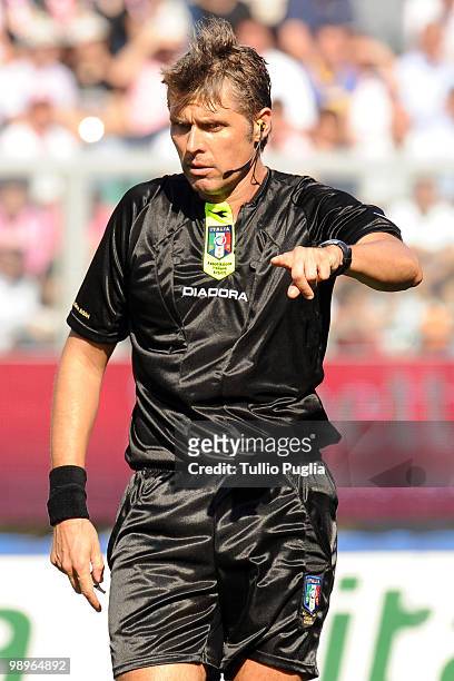 The referee Roberto Rosetti gestures during the Serie A match between US Citta di Palermo and UC Sampdoria at Stadio Renzo Barbera on May 9, 2010 in...