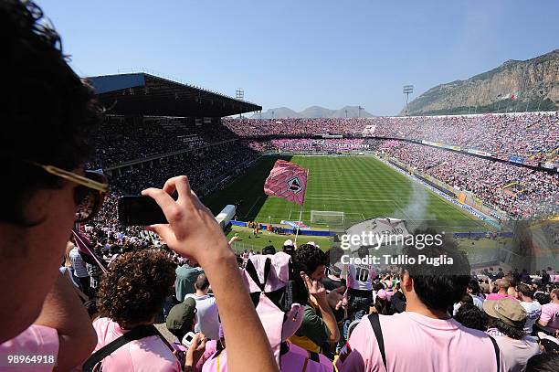 Fans of Palermo show their support before the Serie A match between US Citta di Palermo and UC Sampdoria at Stadio Renzo Barbera on May 9, 2010 in...